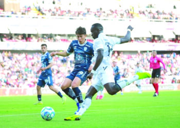 Gallos y Pachuca empatan en un duelo con expulsiones