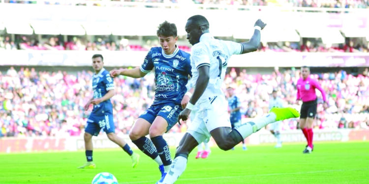 Gallos y Pachuca empatan en un duelo con expulsiones