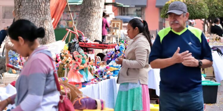 Avanza al 50 por ciento credencialización de artesanos en la capital