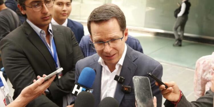 No voy a leer libro de Scherer, dice Claudia