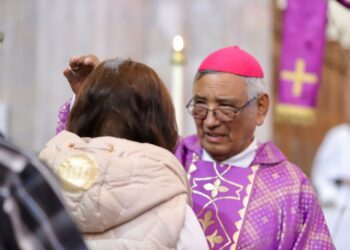 Entre ceniza y humo, la Catedral de Querétaro inaugura la Cuaresma