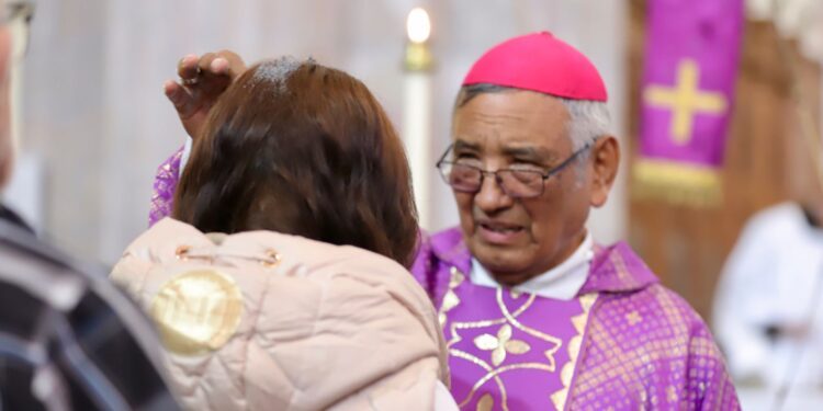 Entre ceniza y humo, la Catedral de Querétaro inaugura la Cuaresma