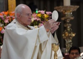 Arzobispo Carlos Aguiar Retes llama a construir la paz