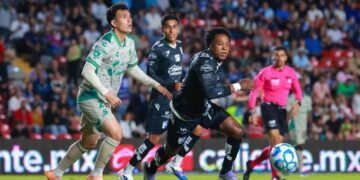 Querétaro iguala 2-2 con Santos en duelo concluido con 13 amarillas y dos expulsiones