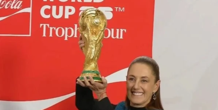 Sheinbaum levanta la Copa del Mundo