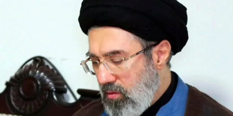 Ormuz debe permanecer cerrado, afirma líder supremo de Irán