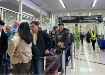 Amenaza Trump con mandar ICE a aeropuertos