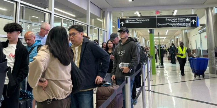 Amenaza Trump con mandar ICE a aeropuertos