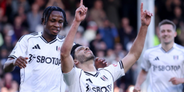 Raúl Jiménez sella triunfo de Fulham y dedica gol a su padre 