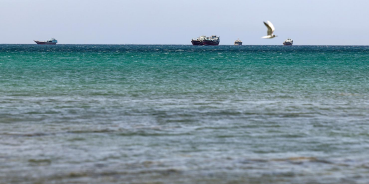 Irán amenaza con cerrar “completamente”el estrecho de Ormuz