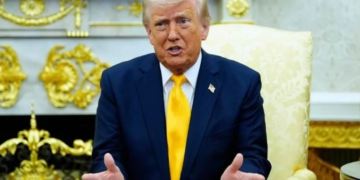 Pospone Trump ataques a centrales en Irán por conversaciones