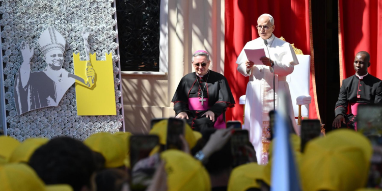 El Papa pide a los jóvenes momentos de escucha y silencio ante “mensajes, reels y chats”