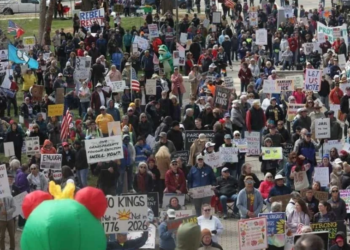 Marchan miles en EU contra Trump