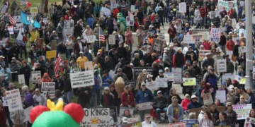 Marchan miles en EU contra Trump