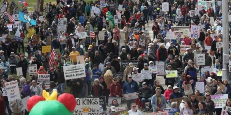 Marchan miles en EU contra Trump