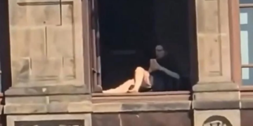 Sancionan a mujer por asolearse en Palacio