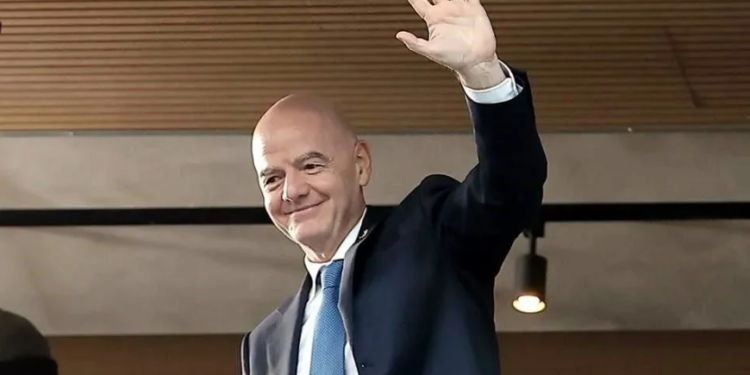 Recibe Sheinbaum a presidente de la FIFA