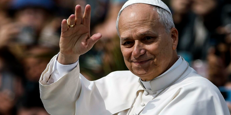 León XIV portará la cruz en su primer viacrucis de Viernes Santo en el Coliseo