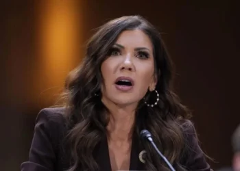 Difunden fotos de esposo de Kristi Noem vestido de mujer