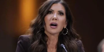 Difunden fotos de esposo de Kristi Noem vestido de mujer