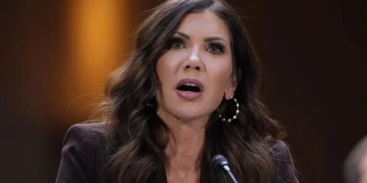 Difunden fotos de esposo de Kristi Noem vestido de mujer