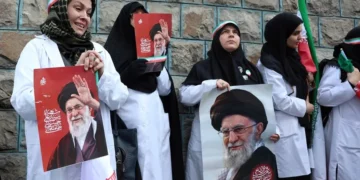 Elige Irán a sucesor de Jamenei sin revelar su identidad