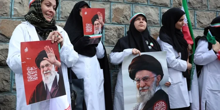 Elige Irán a sucesor de Jamenei sin revelar su identidad