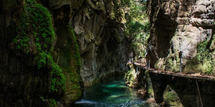 Mantienen el cierre indefinido en Puente de Dios, Río Escanela