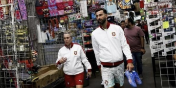 Pasean leyendas portuguesas por Tepito