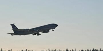 Irán asegura que grupos iraquíes atacaron el avión cisterna de EU y mataron a 6 tripulantes