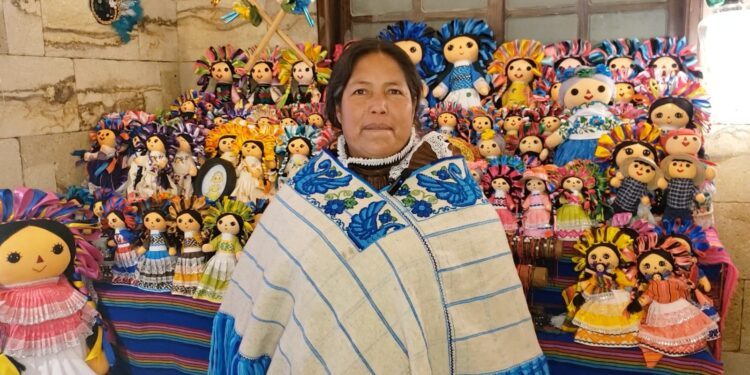 Indígenas queretanos maquilan para clientes de los Estados Unidos