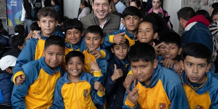 Premia Rodrigo Monsalvo a estudiantes deportistas