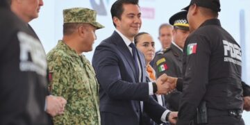 Asiste Felifer a la entrega del Mérito Policial