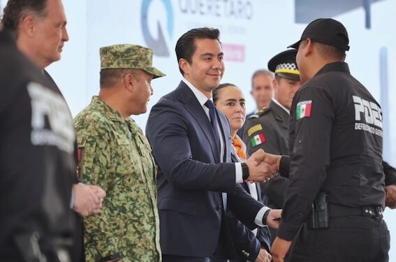 Asiste Felifer a la entrega del Mérito Policial