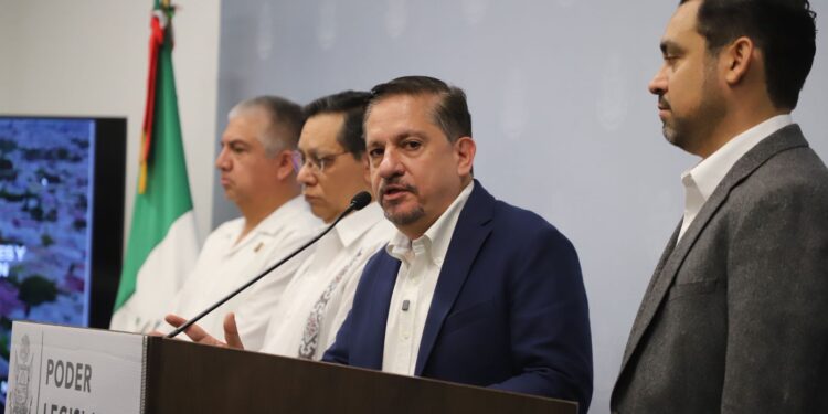 No conozco los detalles jurídicos, yo pago mi agua como cualquiera: Luis Humberto Fernández