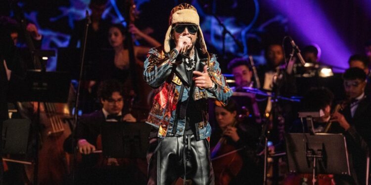 Miley regresa a sus raíces de “Hannah Montana”