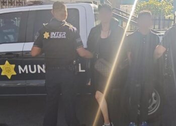 Dos detenidos por delitos contra la salud, portación de armas prohibidas y daños dolosos