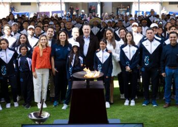 Mauricio Kuri a delegación queretana rumbo a Olimpiada Nacional