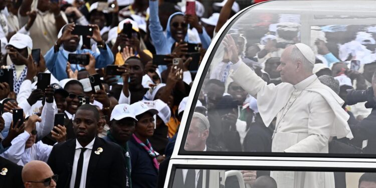 El Papa en Angola: ¡Es el amor el que debe triunfar, no la guerra!