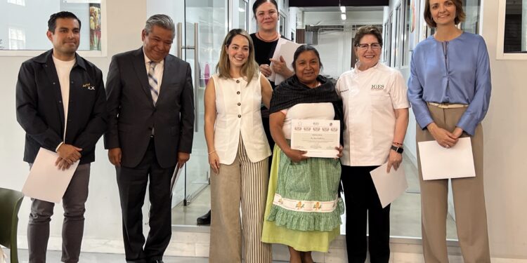 Certifican a cocineras tradicionales