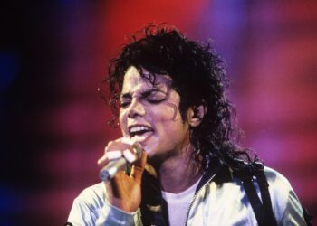 Los herederos de Michael Jackson enfrentan una demanda por presunto abuso y manipulación