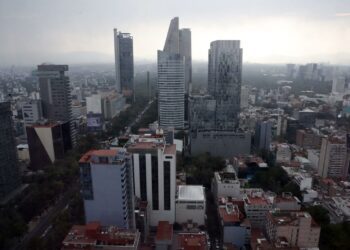 México pierde atractivo por los trámites que frenan la inversión, advierten especialistas