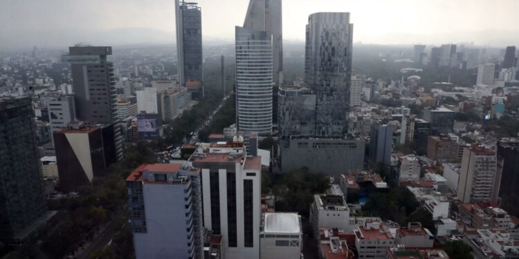 México pierde atractivo por los trámites que frenan la inversión, advierten especialistas