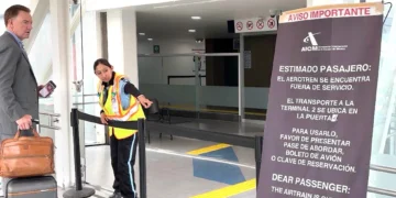 AICM: sin baños, aerotrén ni estacionamientos
