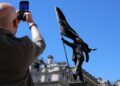Banksy rompe su silencio: confirma la autoría de una nueva estatua en el corazón de Londres