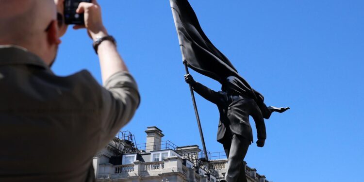 Banksy rompe su silencio: confirma la autoría de una nueva estatua en el corazón de Londres