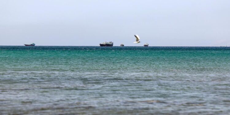 Irán reabre el estrecho de Ormuz; Trump mantendrá su bloqueo naval