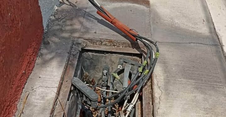 Reportan vecinos de Calesa corte de luz