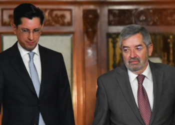 Deja De la Fuente SRE; llega Roberto Velasco 