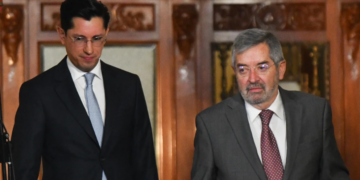 Deja De la Fuente SRE; llega Roberto Velasco 